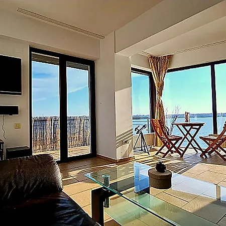Solaris Lake View Apartment 마마이아